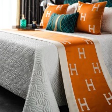 H bed flag &amp; cushion